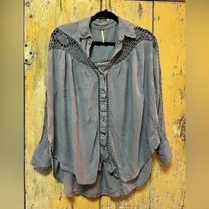 Free People flowey top in a nature blue color-your go to top as a cover ✨✨✨(T22)